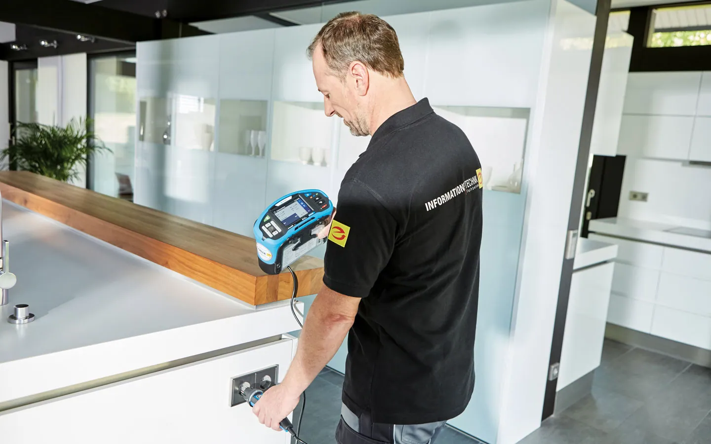 E-CHECK - Mitarbeiter prüft die Steckdosen in der Küche &middot; Finke Elektro