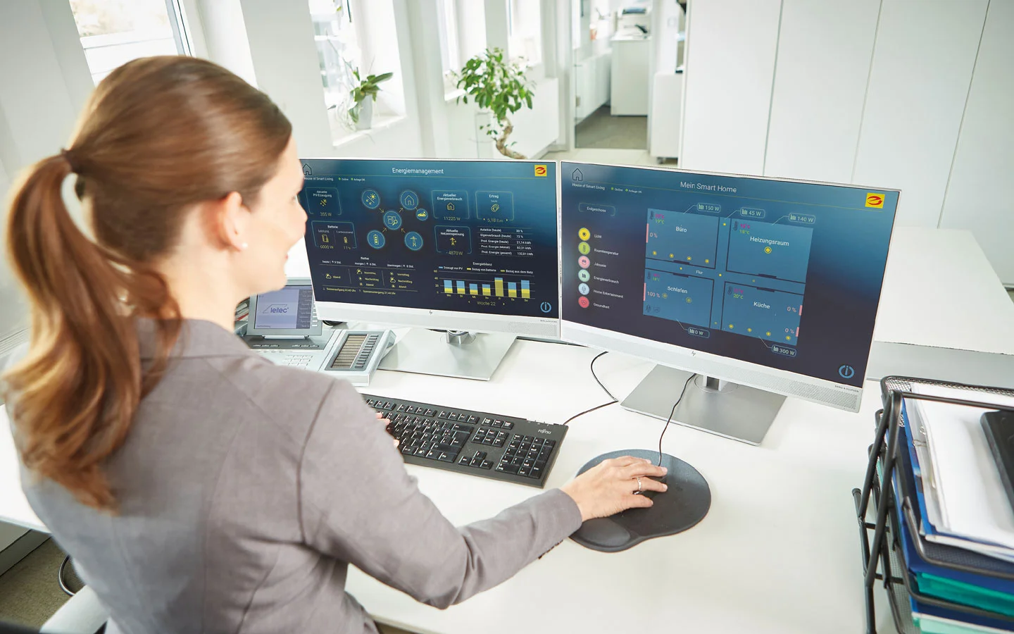 E-CHECK IT - Mitarbeiterin überprüft an Monitoren die IT-Systeme &middot; Finke Elektro