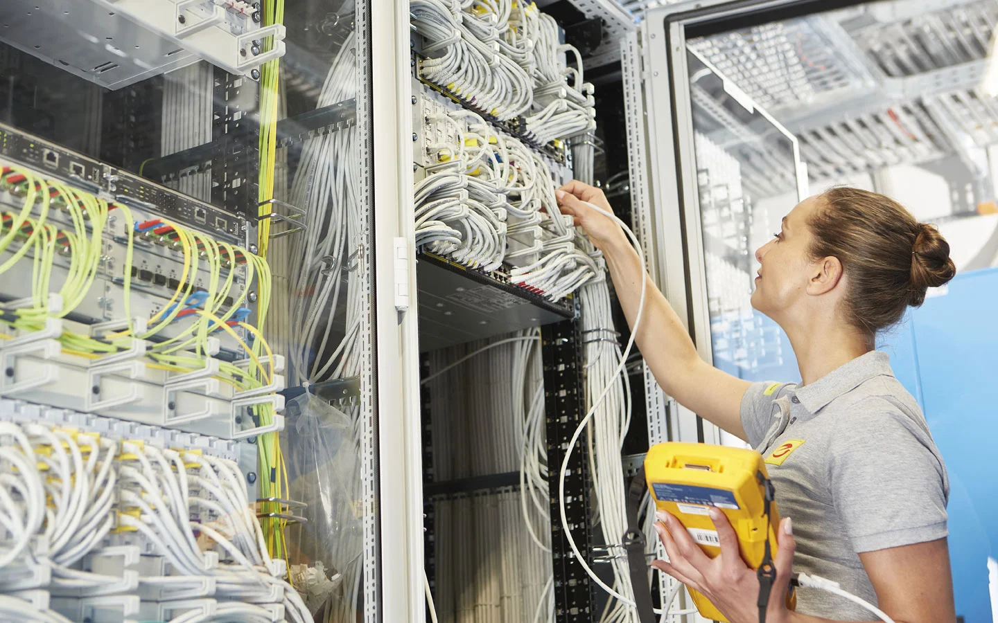 E-CHECK IT - Mitarbeiterin überprüft die Server-Installation mit einem Meßgerät &middot; Finke Elektro